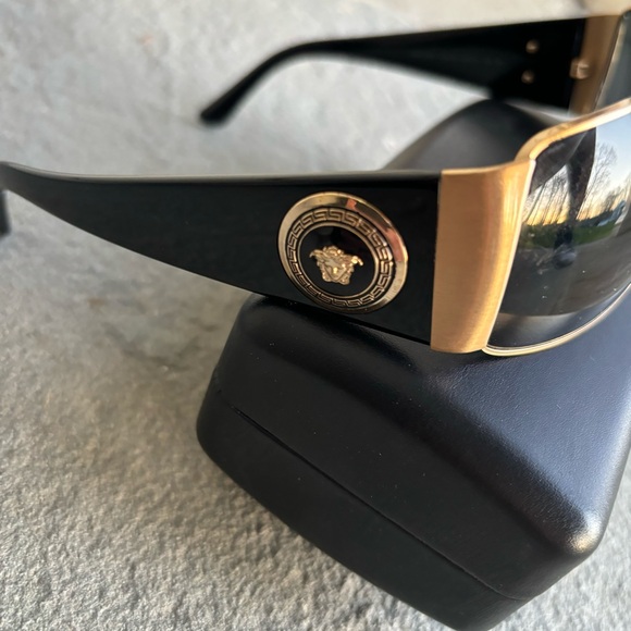 SOLD - Versace Medusa Runway Sunglasses, Brand New - Picture 4 of 9